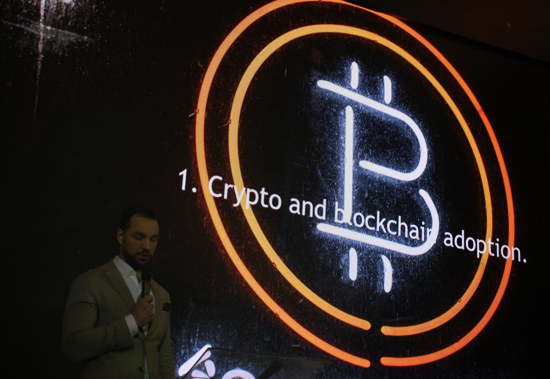 Эмблема криптовалюты биткоин на конференции Russian Blockchain Week 2017 в Москве Эмблема криптовалюты биткоин на конференции Russian Blockchain Week 2017 в Москве - РИА Новости, 1920, 11.04.2025