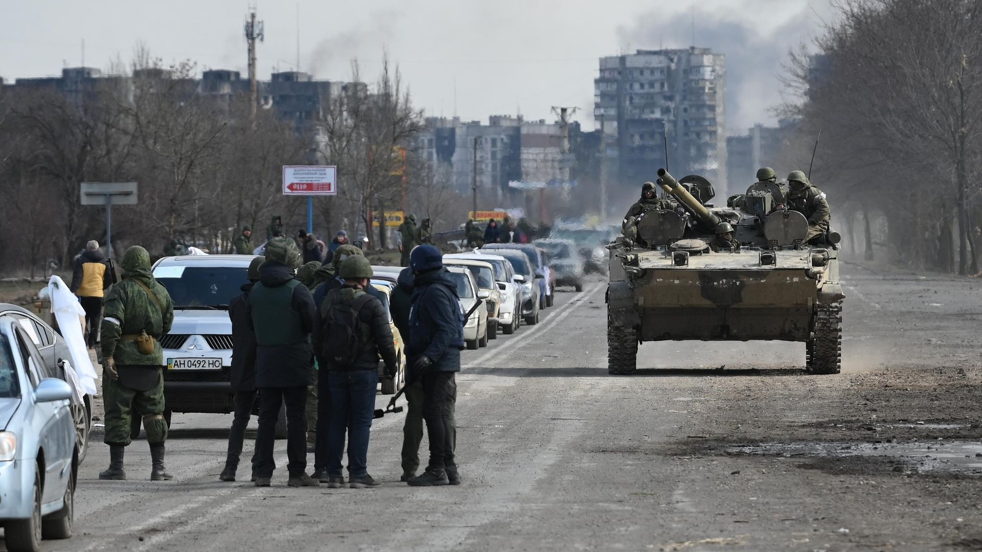 Военнослужащие Народной милиции ДНР на выезде из Мариуполя Военнослужащие Народной милиции ДНР на выезде из Мариуполя - РИА Новости, 1920, 19.03.2022