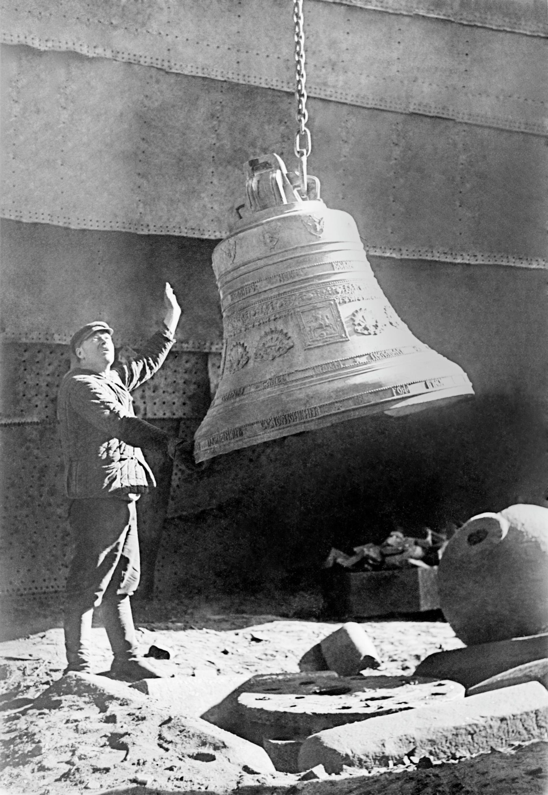 Снятие колоколов с Храма Христа Спасителя. 1930 г. Снятие колоколов с Храма Христа Спасителя. 1930 г. - РИА Новости, 1920, 18.03.2022