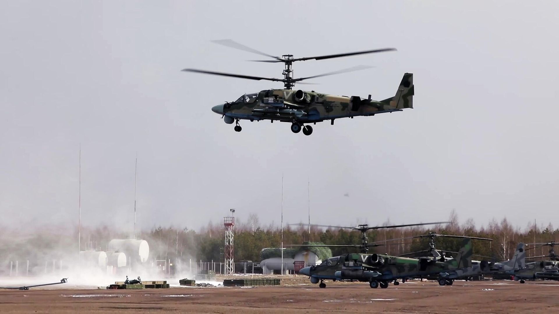 Вертолеты Ка-52 ВКС РФ перед выполнением боевого задания в ходе специальной военной операции на Украине. Стоп-кадр видео Вертолеты Ка-52 ВКС РФ перед выполнением боевого задания в ходе специальной военной операции на Украине. Стоп-кадр видео - РИА Новости, 1920, 10.03.2022