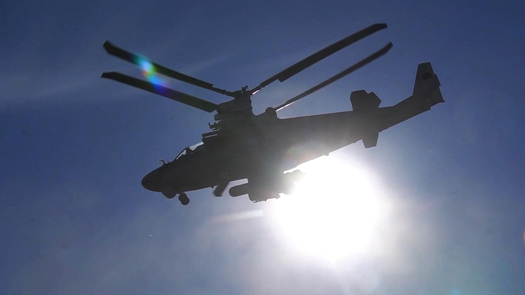 Вертолет Ка-52 ВКС РФ выполняет боевое задание в ходе специальной военной операции на Украине. Стоп-кадр видео - РИА Новости, 1920, 19.03.2022