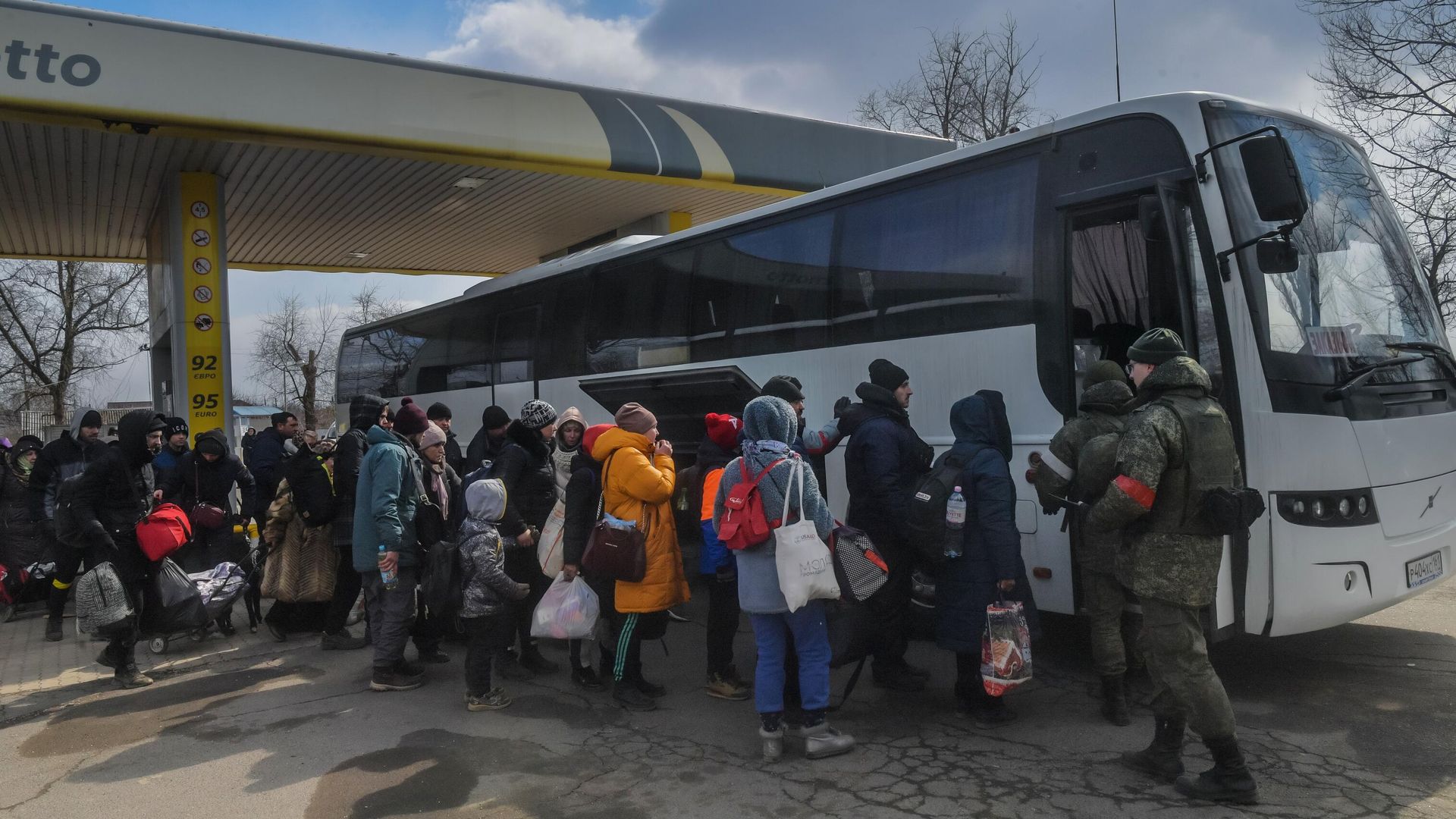 Беженцы готовятся к посадке в автобус Беженцы готовятся к посадке в автобус - РИА Новости, 1920, 13.04.2022