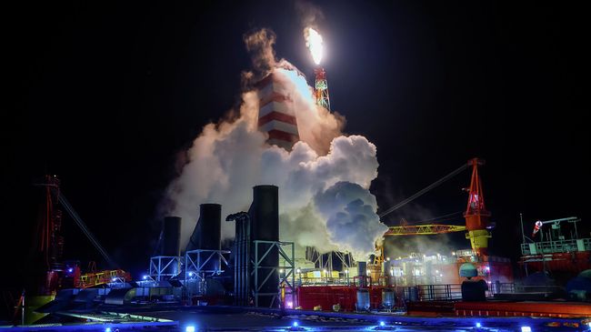 Вид на буровую и газовый факел морской нефтеперерабатывающей платформы Приразломная с вертолетной площадки Вид на буровую и газовый факел морской нефтеперерабатывающей платформы Приразломная с вертолетной площадки
