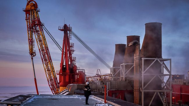 Вид на устройство загрузки нефти в танкер морской нефтеперерабатывающей платформы с вертолетной площадки Вид на устройство загрузки нефти в танкер морской нефтеперерабатывающей платформы с вертолетной площадки