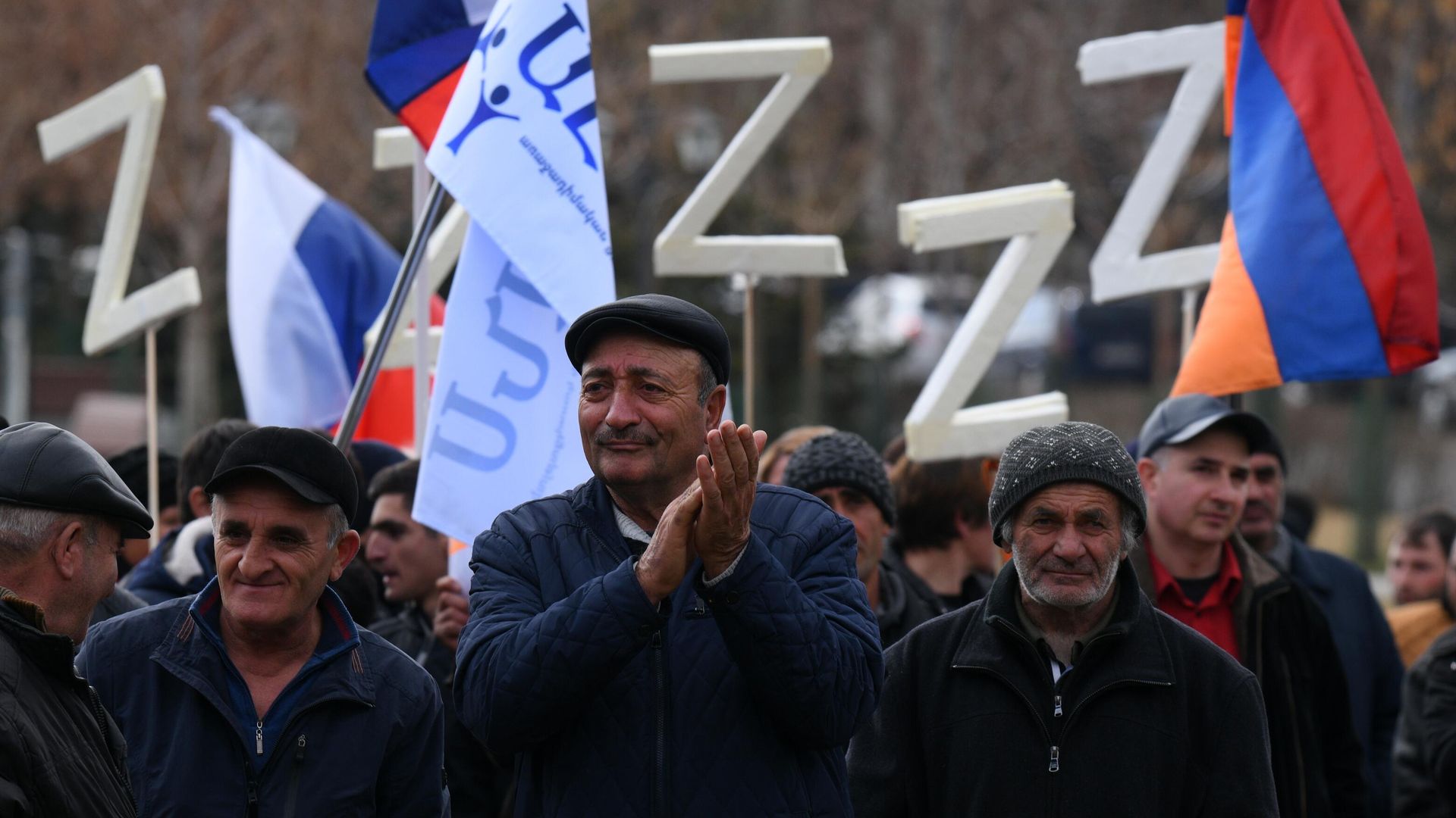 Участники массового митинга в поддержку специальной военной операции России на Украине по демилитаризации и денацификации этой страны, на улице Еревана. Участники массового митинга в поддержку специальной военной операции России на Украине по демилитаризации и денацификации этой страны, на улице Еревана. - РИА Новости, 1920, 29.03.2022