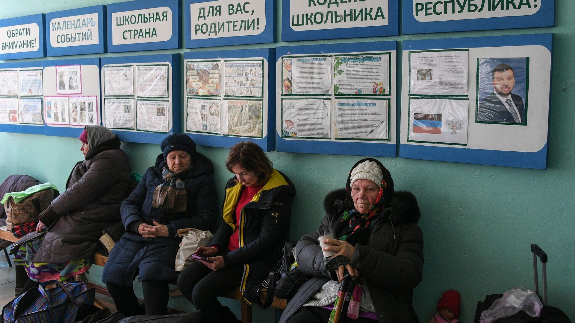 Беженцы из Мариуполя в пункте временного размещения в здании школы в селе Безыменное Беженцы из Мариуполя в пункте временного размещения в здании школы в селе Безыменное - РИА Новости, 1920, 23.03.2022