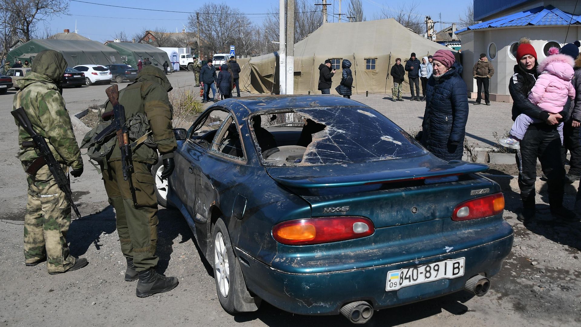 Бойцы Народной милиции ДНР осматривают машину, на которой приехали беженцы в село Безыменное в ДНР Бойцы Народной милиции ДНР осматривают машину, на которой приехали беженцы в село Безыменное в ДНР - РИА Новости, 1920, 20.03.2022