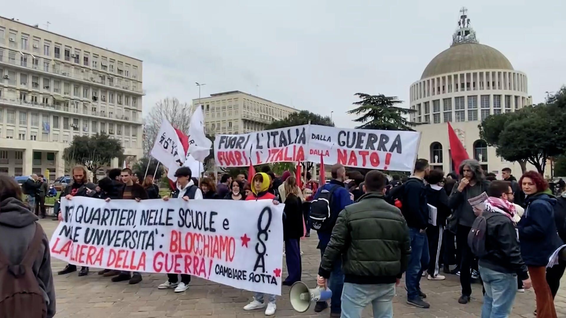 Манифестации в Италии против отправки оружия в Украину Манифестации в Италии против отправки оружия в Украину - РИА Новости, 1920, 19.03.2022