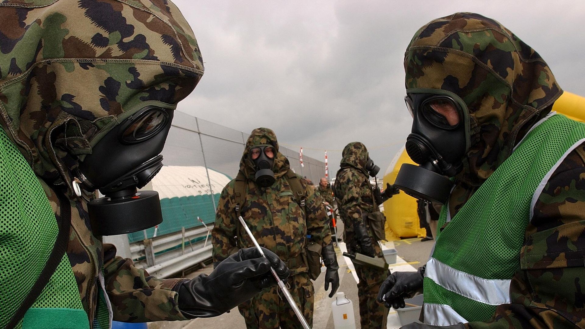 Специалисты химической военной лаборатории во время учений Специалисты химической военной лаборатории во время учений - РИА Новости, 1920, 28.05.2024