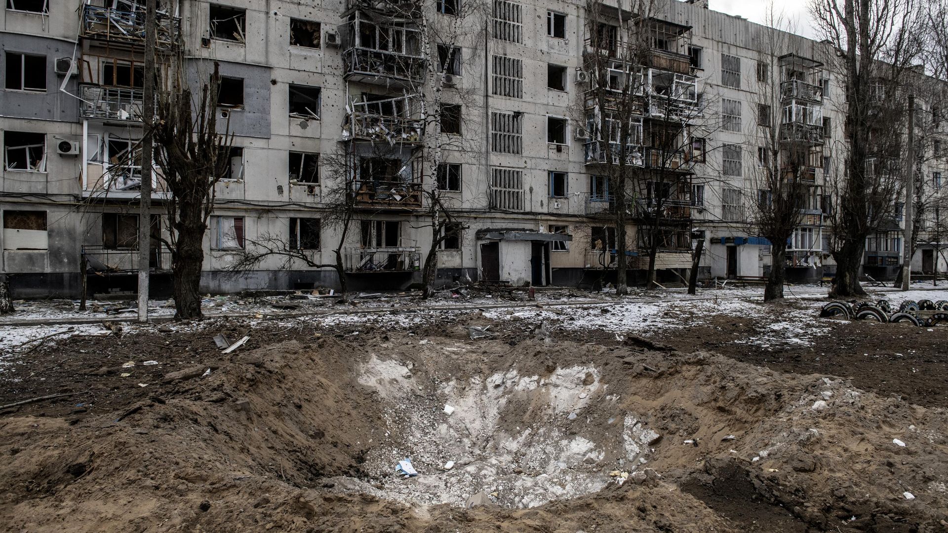 Воронка от снаряда на одной из улиц в городе Рубежное Луганской народной республики - РИА Новости, 1920, 05.04.2022