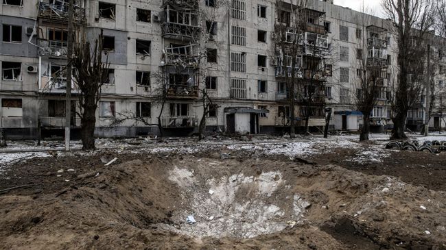 Воронка от снаряда на одной из улиц в городе Рубежное Луганской народной республики