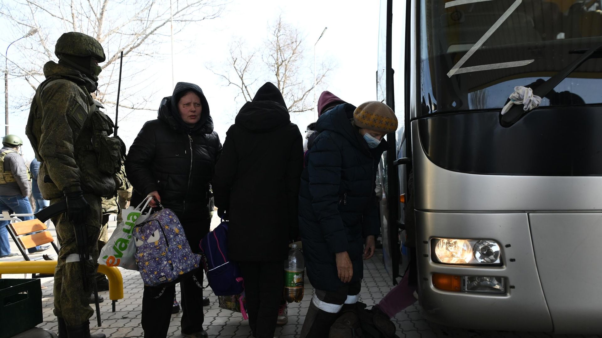 Жители города перед посадкой в автобус, следующий из Мариуполя Жители города перед посадкой в автобус, следующий из Мариуполя - РИА Новости, 1920, 21.03.2022