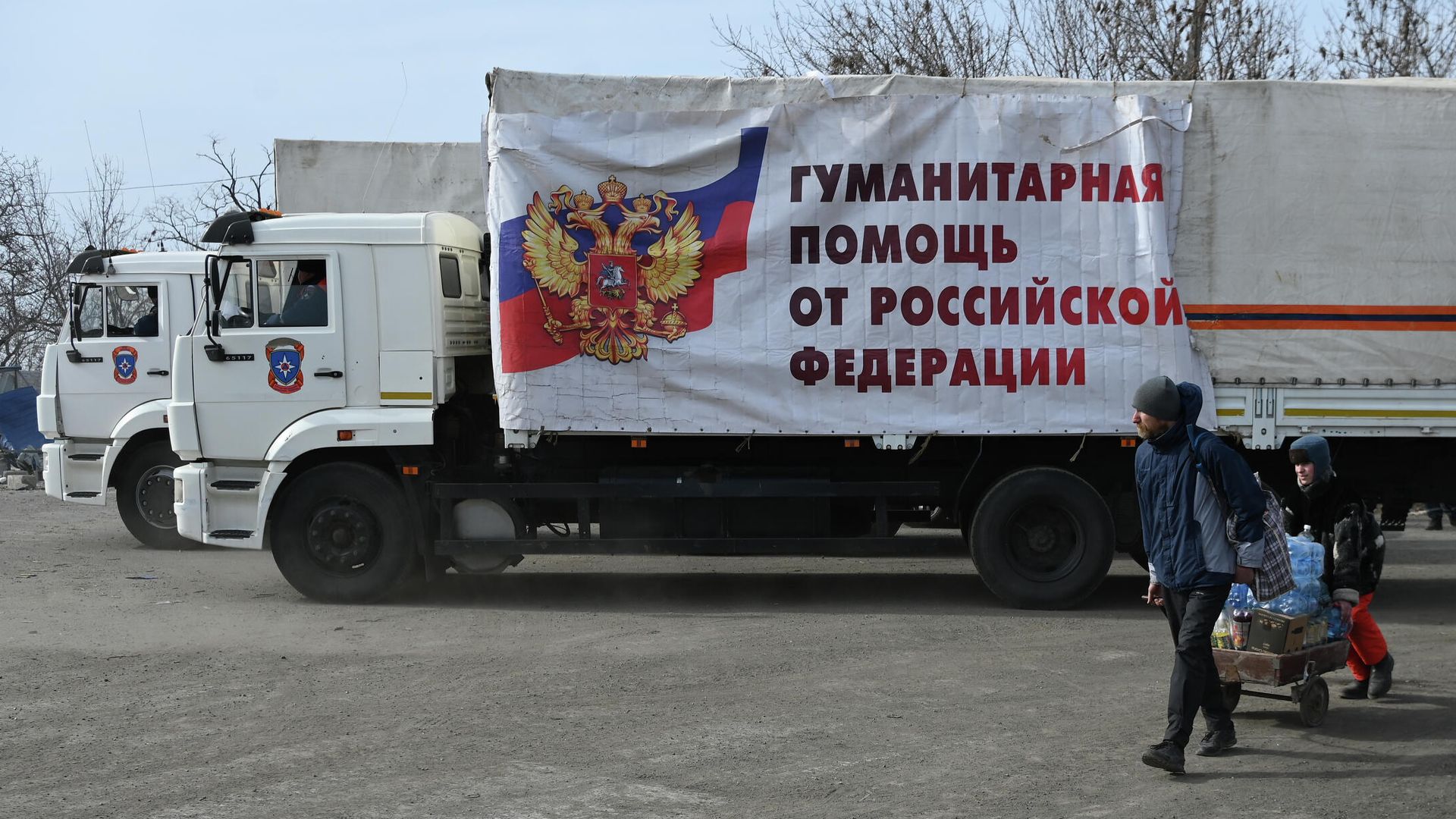 Жители Мариуполя получают у бойцов Народной милиции ДНР гуманитарную помощь, доставленную из России Жители Мариуполя получают у бойцов Народной милиции ДНР гуманитарную помощь, доставленную из России - РИА Новости, 1920, 26.03.2022