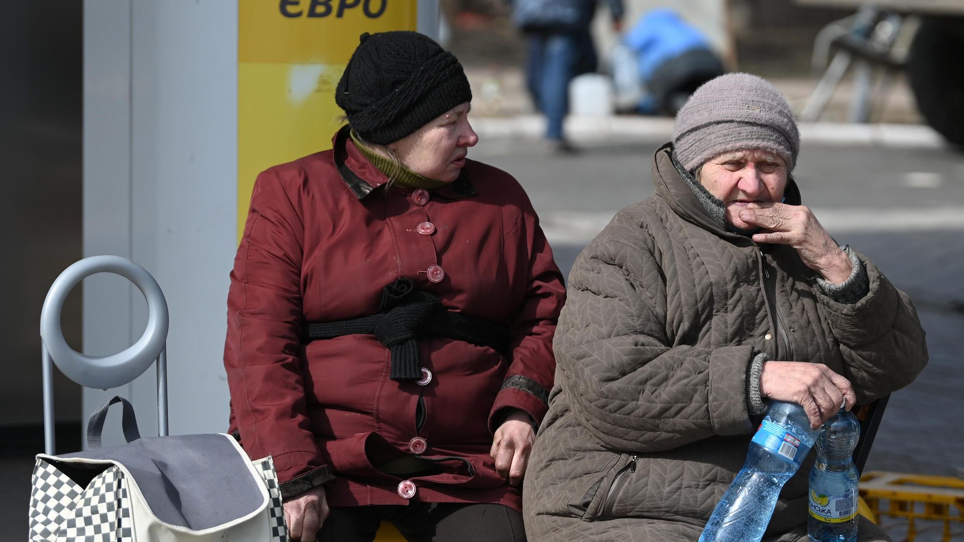 Жительницы города перед посадкой в автобус, следующий из Мариуполя Жительницы города перед посадкой в автобус, следующий из Мариуполя - РИА Новости, 1920, 22.03.2022