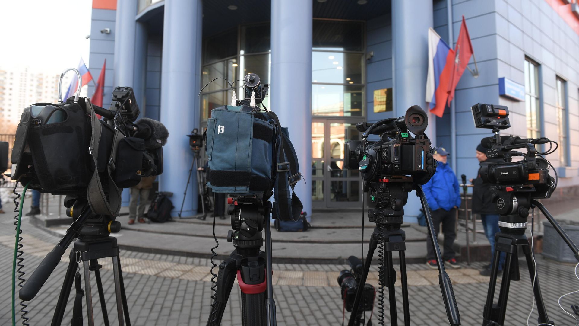 Видеокамеры журналистов у здания Тверского районного суда Москвы Видеокамеры журналистов у здания Тверского районного суда Москвы - РИА Новости, 1920, 30.06.2022