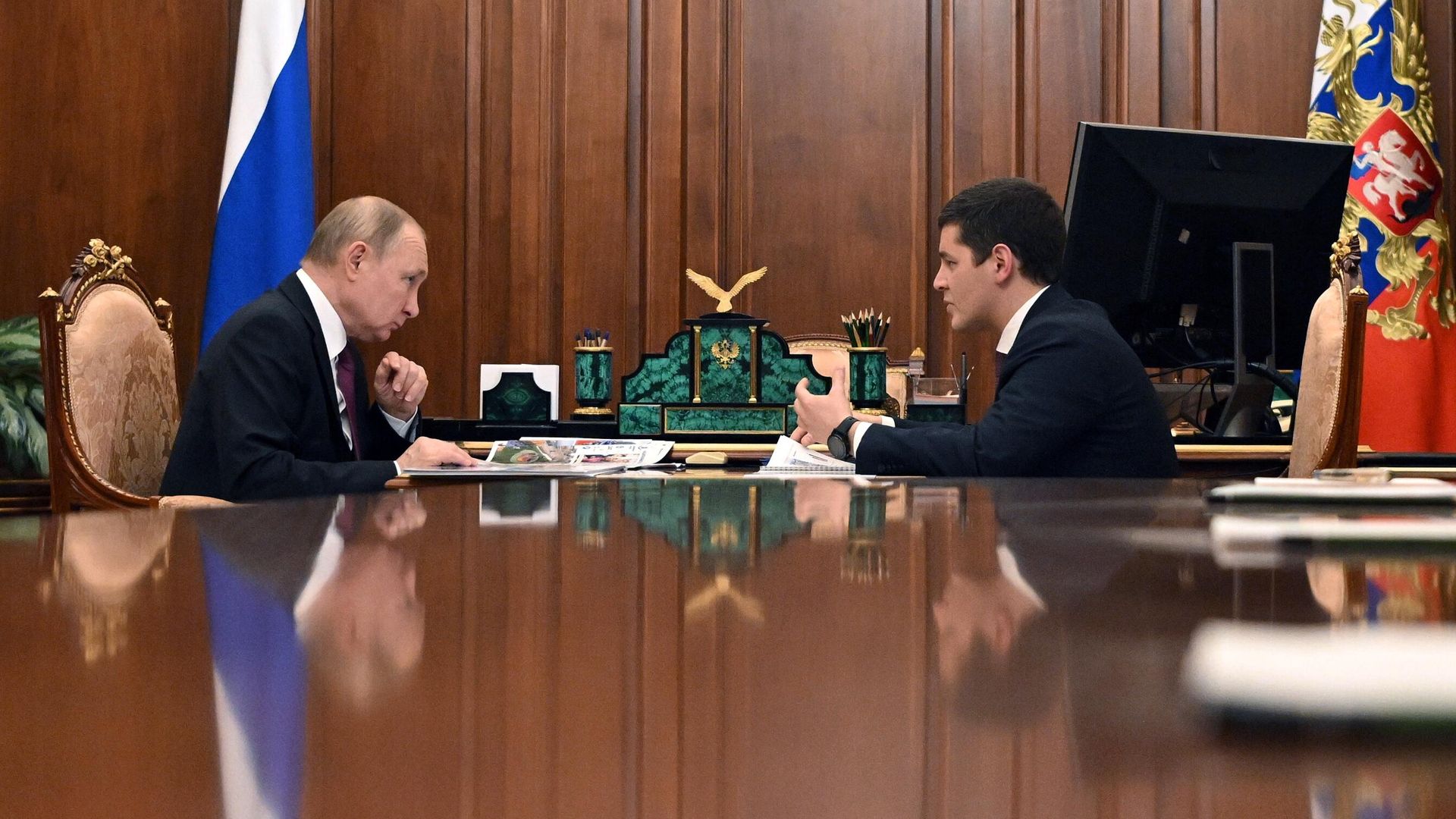 Президент РФ Владимир Путин и губернатор Ямало-Ненецкого автономного округа Дмитрий Артюхов во время встречи Президент РФ Владимир Путин и губернатор Ямало-Ненецкого автономного округа Дмитрий Артюхов во время встречи - РИА Новости, 1920, 21.03.2022