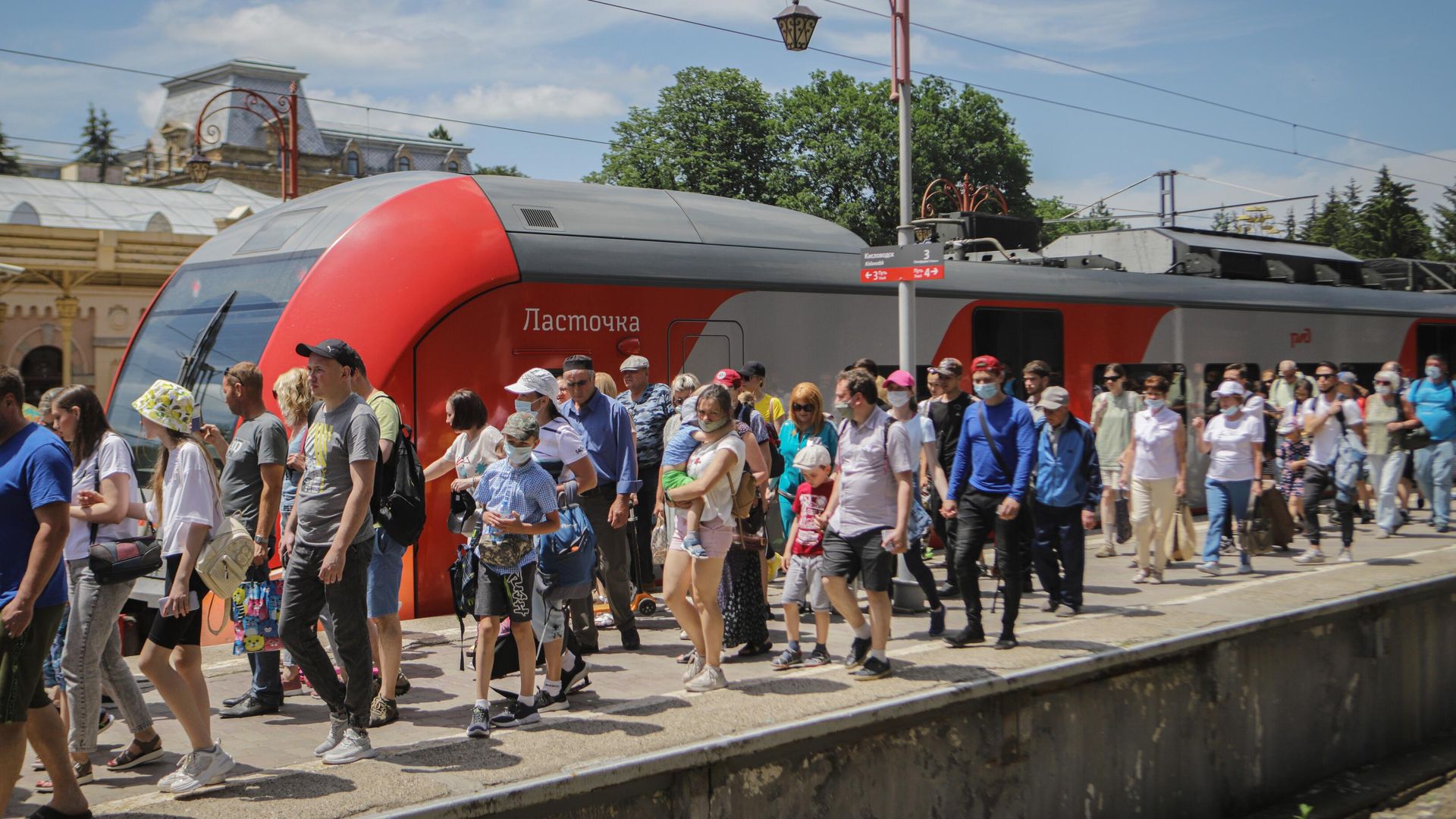 Люди на Железнодорожном вокзале в Кисловодске Люди на Железнодорожном вокзале в Кисловодске - РИА Новости, 1920, 16.06.2024