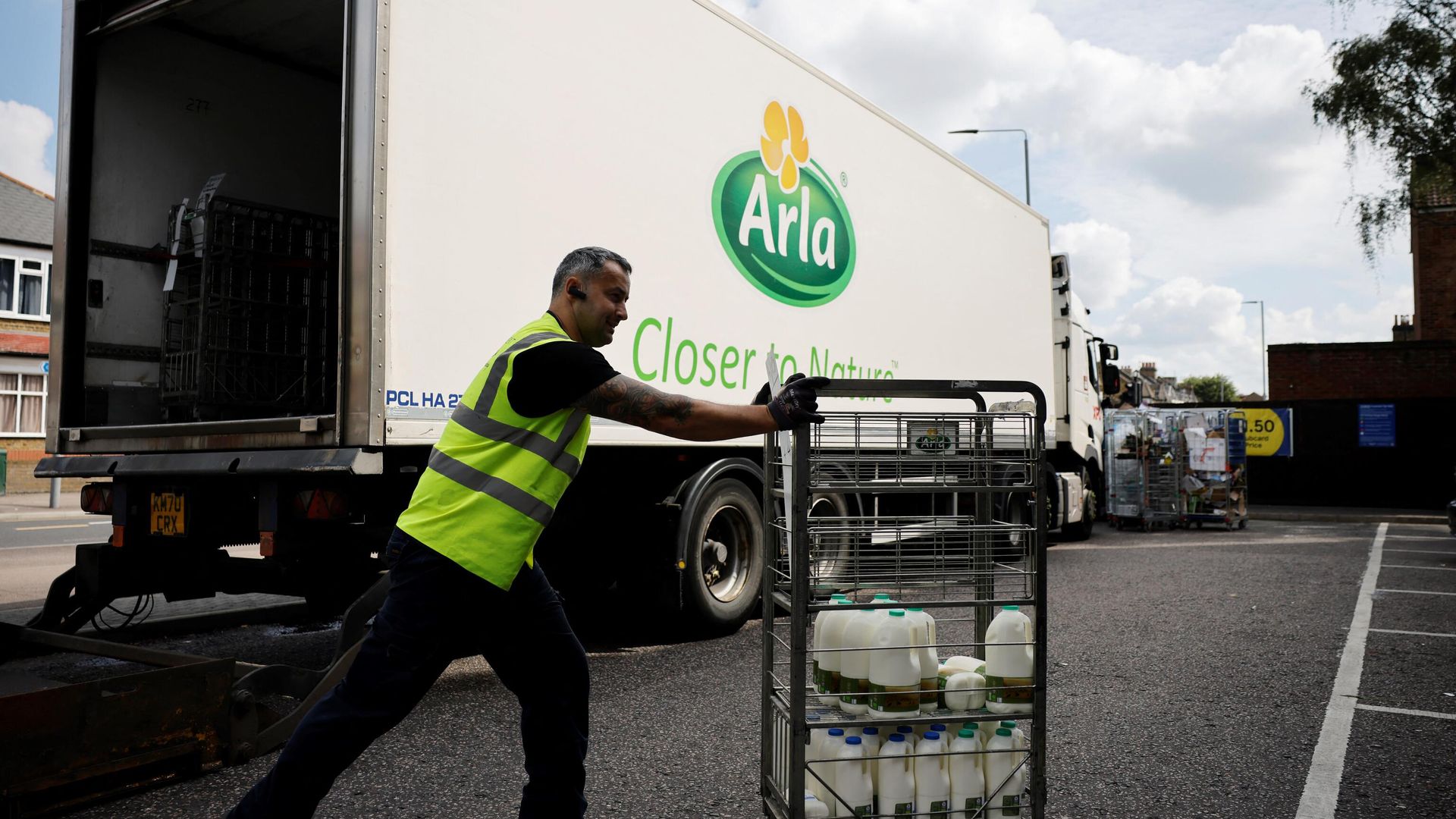 Сотрудник компании Arla Foods во время доставки продуктов в супермаркет в Лондоне Сотрудник компании Arla Foods во время доставки продуктов в супермаркет в Лондоне - РИА Новости, 1920, 21.03.2022