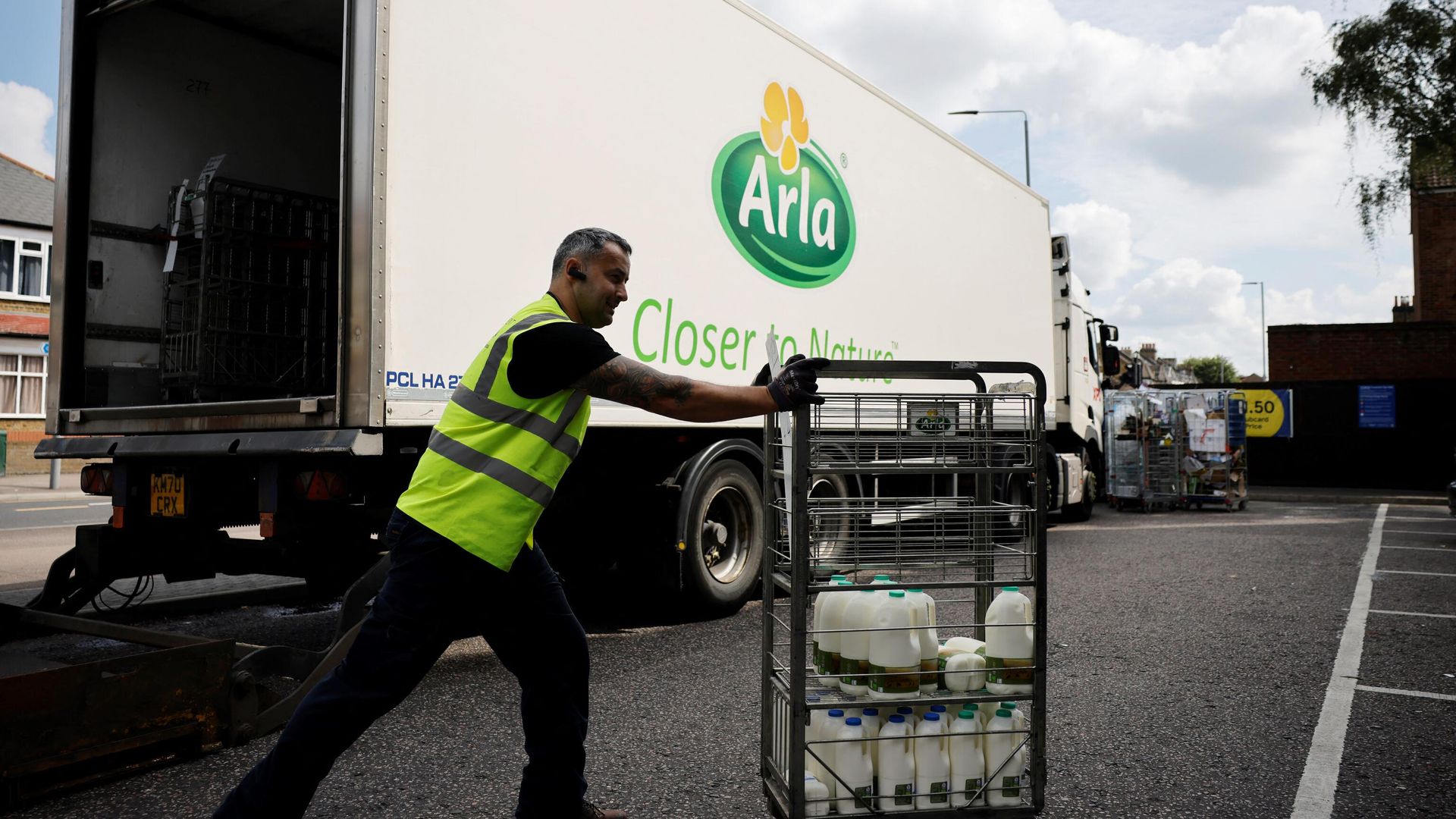Сотрудник компании Arla Foods во время доставки продуктов в супермаркет в Лондоне Сотрудник компании Arla Foods во время доставки продуктов в супермаркет в Лондоне - РИА Новости, 1920, 21.03.2022