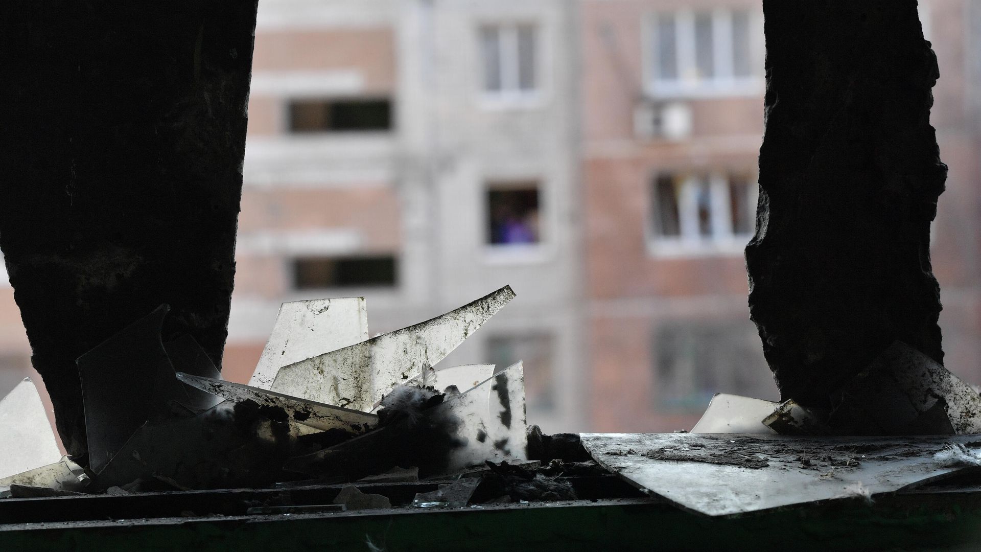 Вид на соседний дом через разбитое окно здания в Макеевке Вид на соседний дом через разбитое окно здания в Макеевке - РИА Новости, 1920, 21.03.2022