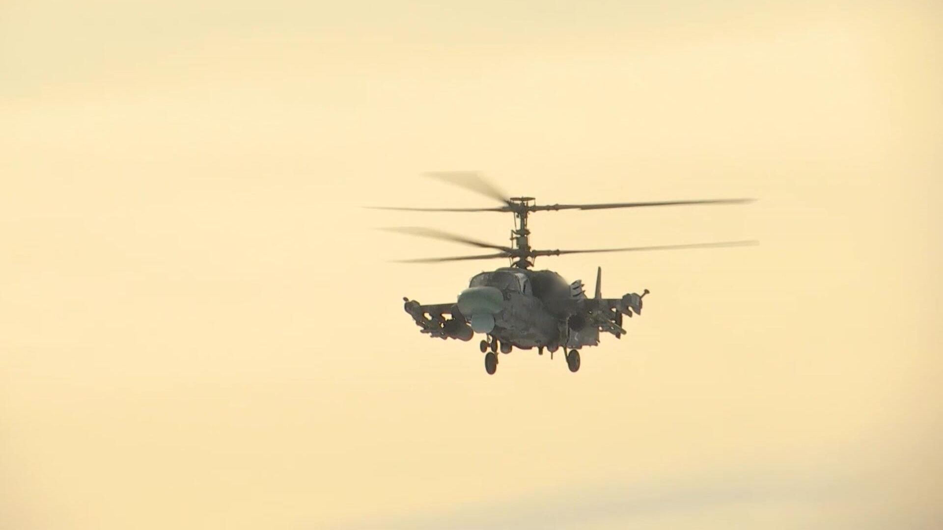 Вертолет Ка-52 ВКС РФ выполняет боевое задание в ходе специальной военной операции на Украине. Кадр видео - РИА Новости, 1920, 01.04.2022