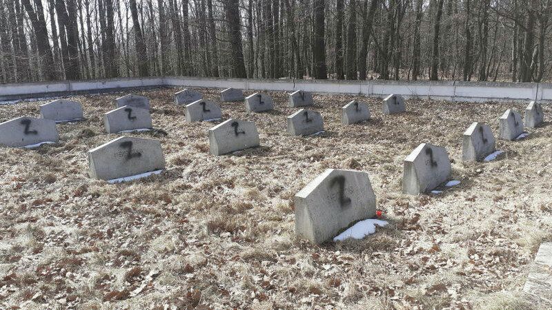 Оскверненный вандалами мемориал советским воинам в румынской коммуне Моцка Оскверненный вандалами мемориал советским воинам в румынской коммуне Моцка - РИА Новости, 1920, 22.03.2022