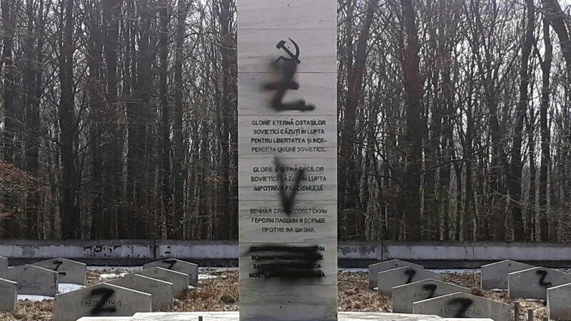 Оскверненный вандалами мемориал советским воинам в румынской коммуне Моцка Оскверненный вандалами мемориал советским воинам в румынской коммуне Моцка - РИА Новости, 1920, 22.03.2022