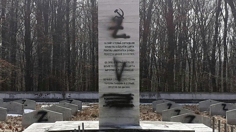 Оскверненный вандалами мемориал советским воинам в румынской коммуне Моцка Оскверненный вандалами мемориал советским воинам в румынской коммуне Моцка - РИА Новости, 1920, 22.03.2022