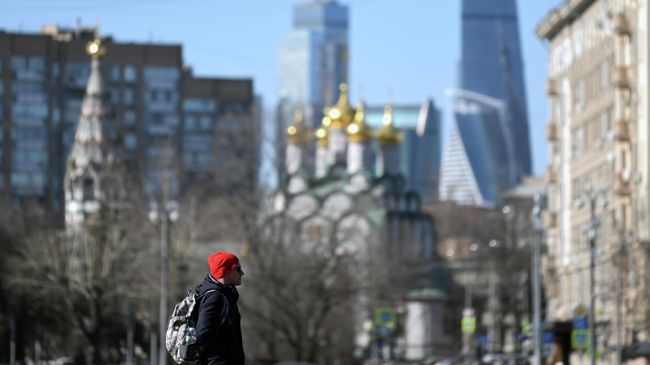 Молодой человек в Центральном парке культуры и отдыха имени Горького в Москве