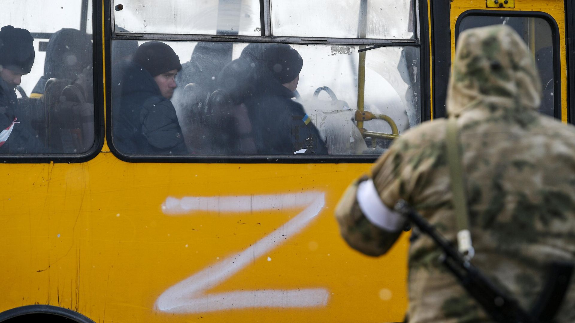 Автобус с украинскими военнопленными Автобус с украинскими военнопленными - РИА Новости, 1920, 23.03.2022