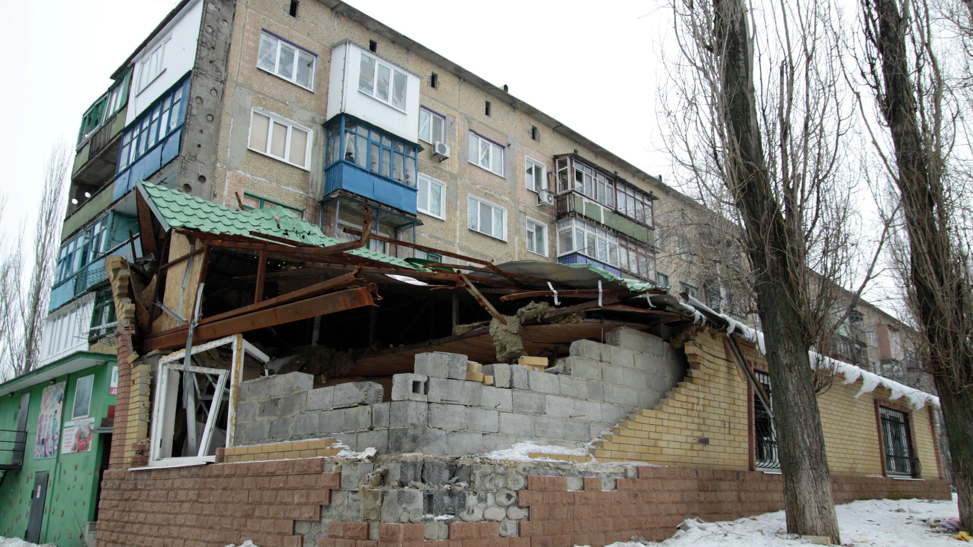 Последствия обстрелов в поселке Енакиево в Донецкой области. Архивное фото Последствия обстрелов в поселке Енакиево в Донецкой области. Архивное фото - РИА Новости, 1920, 16.06.2022