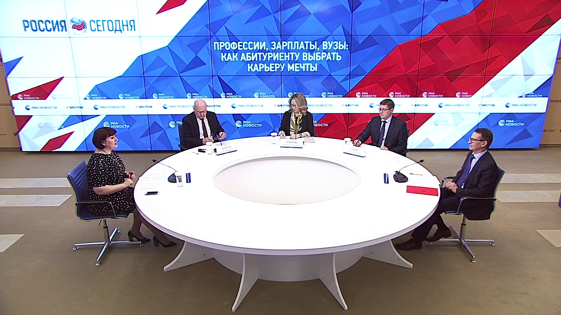 Профессии, зарплаты, вузы: как абитуриенту выбрать карьеру мечты Профессии, зарплаты, вузы: как абитуриенту выбрать карьеру мечты - РИА Новости, 1920, 23.03.2022