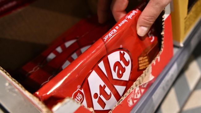 Шоколад KitKat на полке одного из магазинов