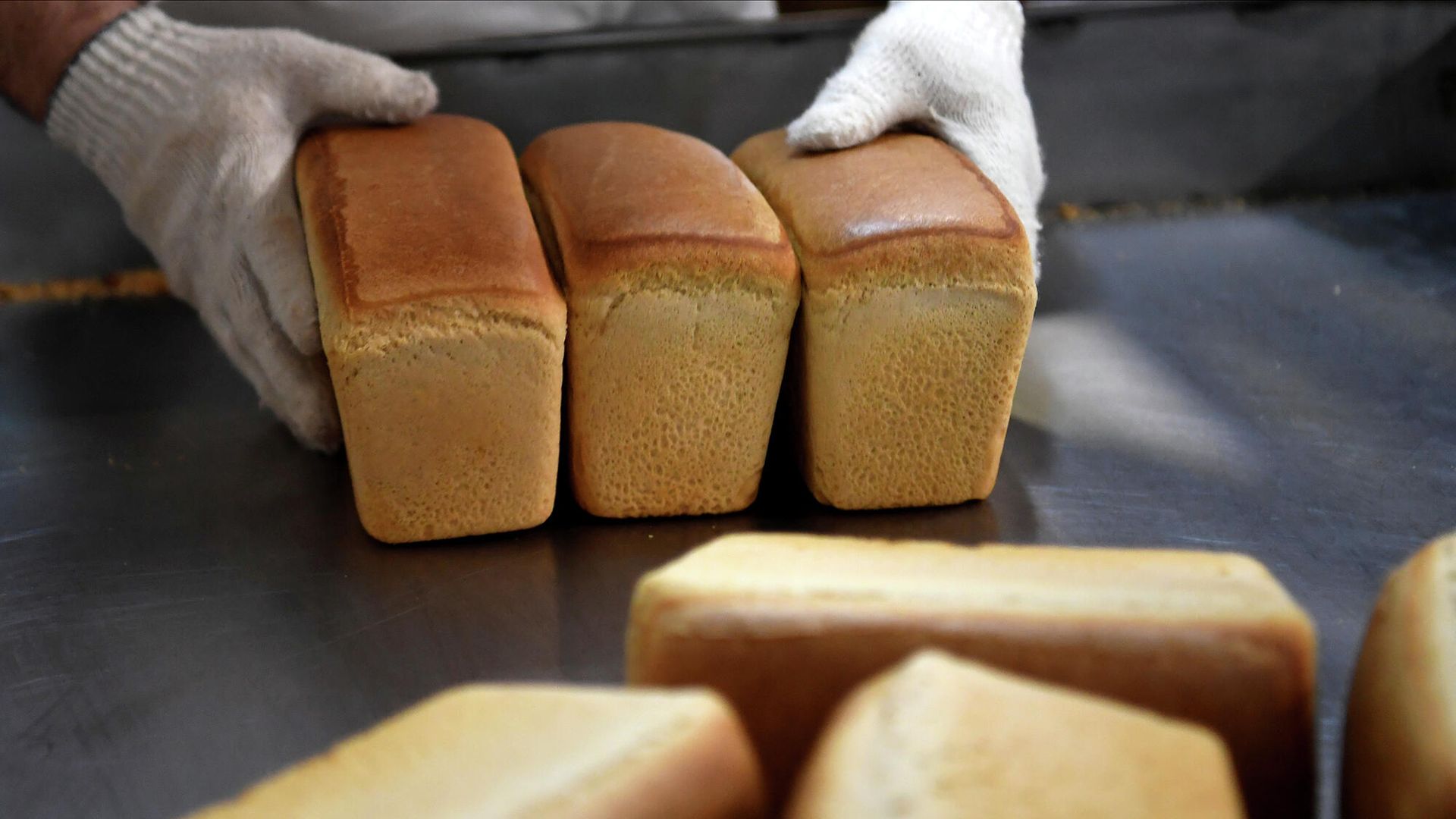 Готовая продукция в хлебобулочном цехе Готовая продукция в хлебобулочном цехе - РИА Новости, 1920, 28.03.2022