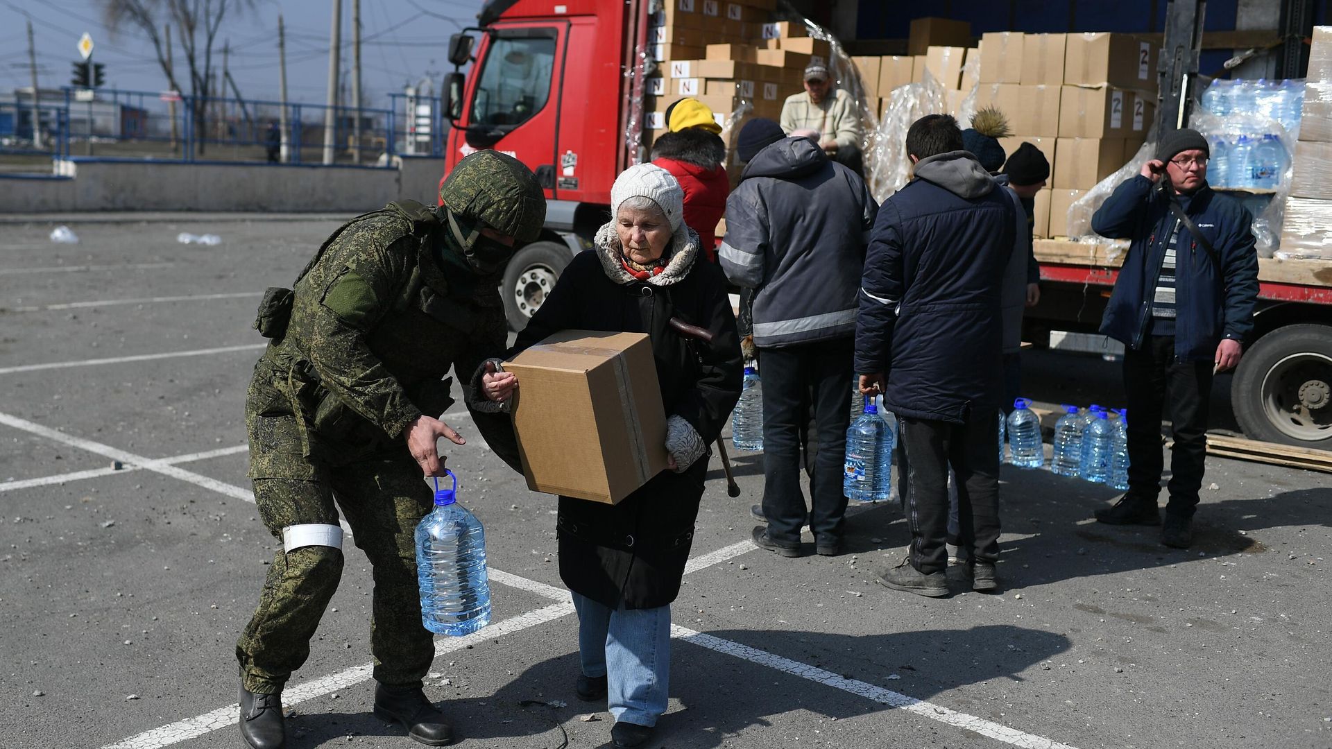 Мирные жители получают гуманитарную помощь Мирные жители получают гуманитарную помощь - РИА Новости, 1920, 12.06.2022