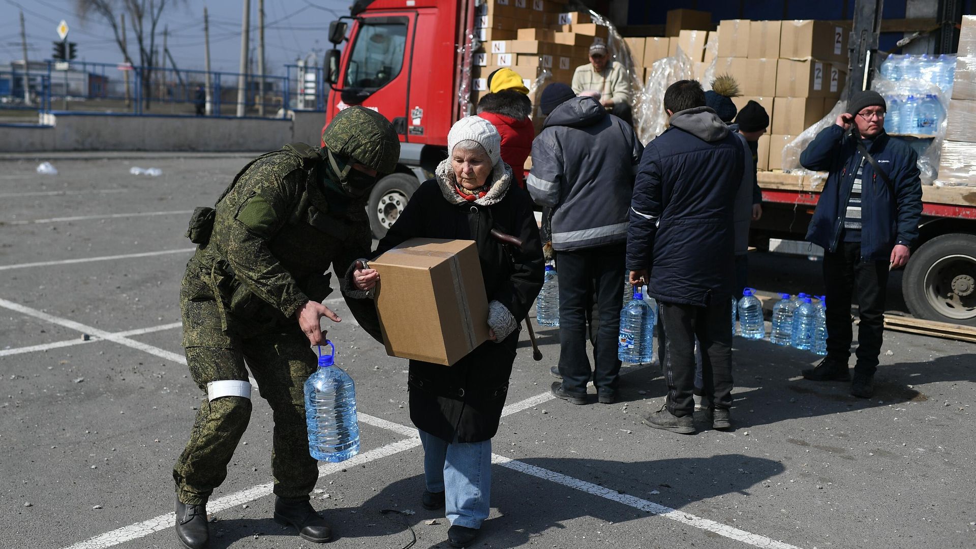 Мирные жители получают гуманитарную помощь Мирные жители получают гуманитарную помощь - РИА Новости, 1920, 12.06.2022
