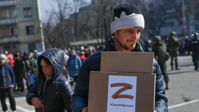 Жители Мариуполя получают гуманитарную помощь, доставленную из России