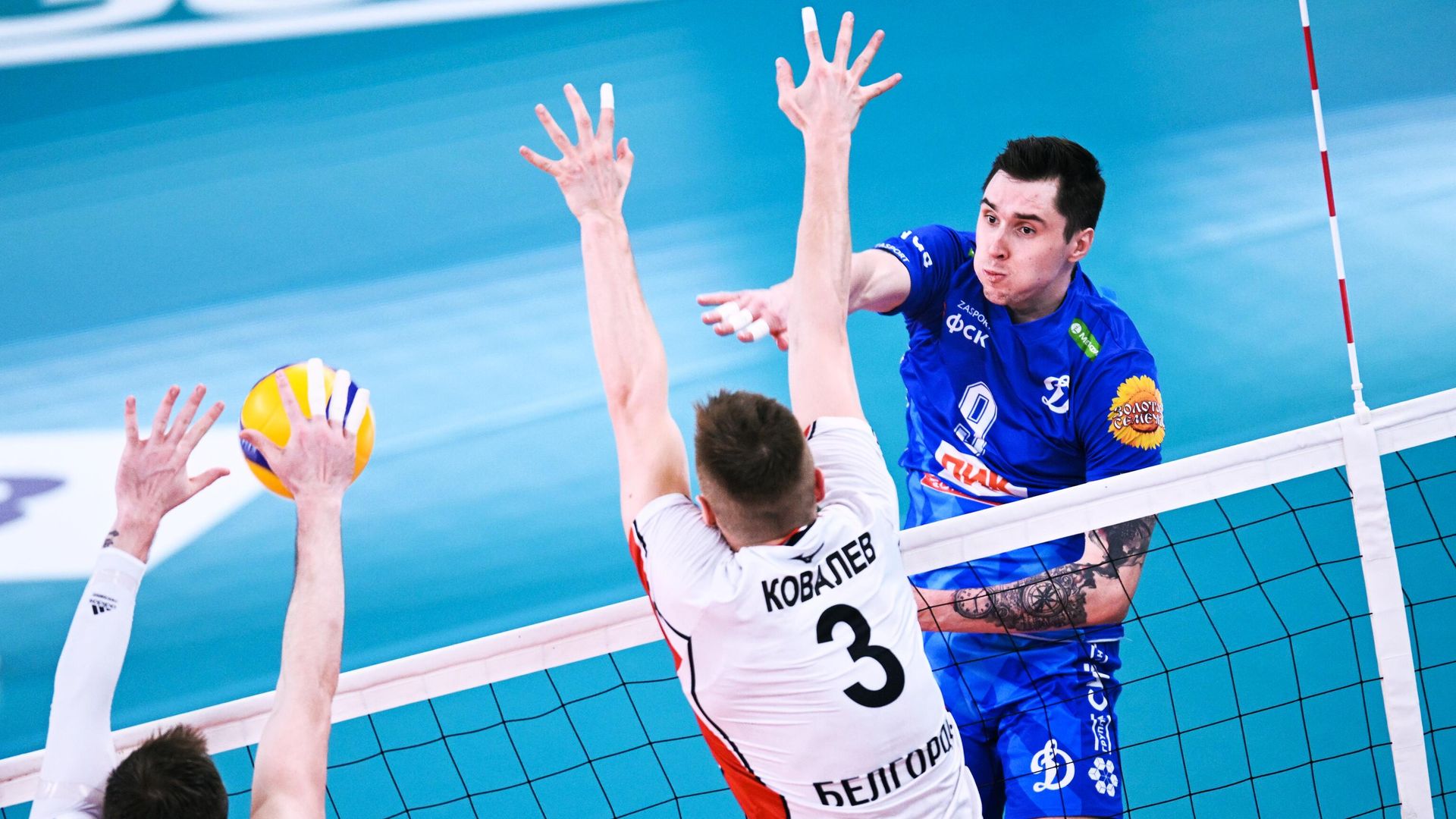 Игроки ВК Белогорье Игорь Филиппов, Дмитрий Ковалев и игрок ВК Динамо Денис Богдан (слева направо) в матче мужской волейбольной Суперлиги сезона 2021/22 между ВК Динамо (Москва) и ВК Белогорье (Белгород). - РИА Новости, 1920, 26.03.2022