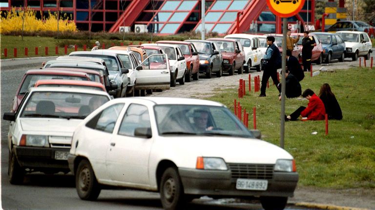 Очередь на автозаправочную станцию в Белграде. 24 марта 1999 года Очередь на автозаправочную станцию в Белграде. 24 марта 1999 года