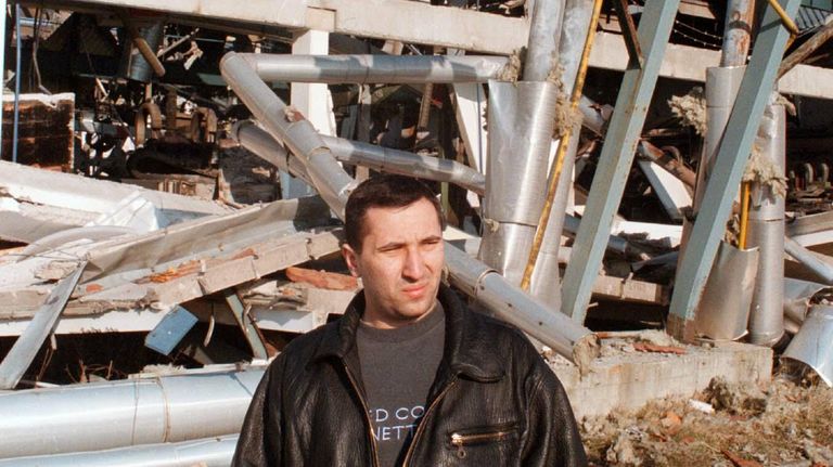 Мужчина возле поврежденного завода в Панчево, Белград. 25 марта 1999 год Мужчина возле поврежденного завода в Панчево, Белград. 25 марта 1999 год