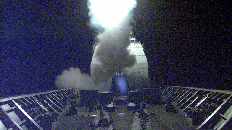 Запуск крылатой ракеты Томагавк с крейсера ВМС США USS Philippine Sea по целям на территории Югославии и Косово. 24 марта 1999 года Запуск крылатой ракеты Томагавк с крейсера ВМС США USS Philippine Sea по целям на территории Югославии и Косово. 24 марта 1999 года
