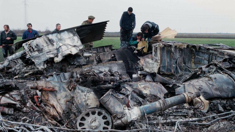 Эксперты югославской армии проверяют обломки сбитого F-117 Stealth в деревне Budjanovci, Белград. 28 марта 1999 года Эксперты югославской армии проверяют обломки сбитого F-117 Stealth в деревне Budjanovci, Белград. 28 марта 1999 года