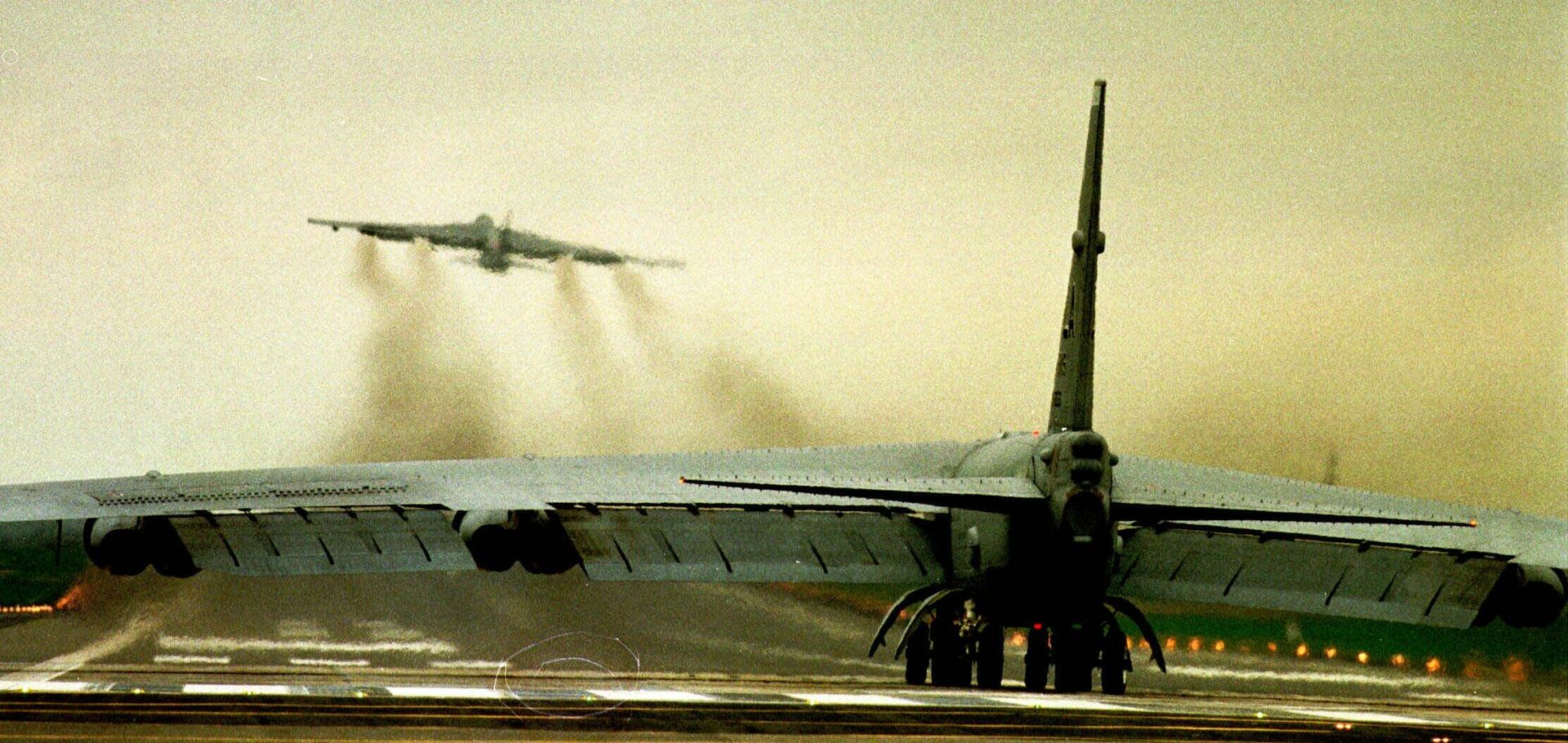 Бомбардировщик ВВС США B52 на военной авиабазе Королевских ВВС в Фэрфорде. 29 марта 1999 года Бомбардировщик ВВС США B52 на военной авиабазе Королевских ВВС в Фэрфорде. 29 марта 1999 года - РИА Новости, 1920, 22.02.2024