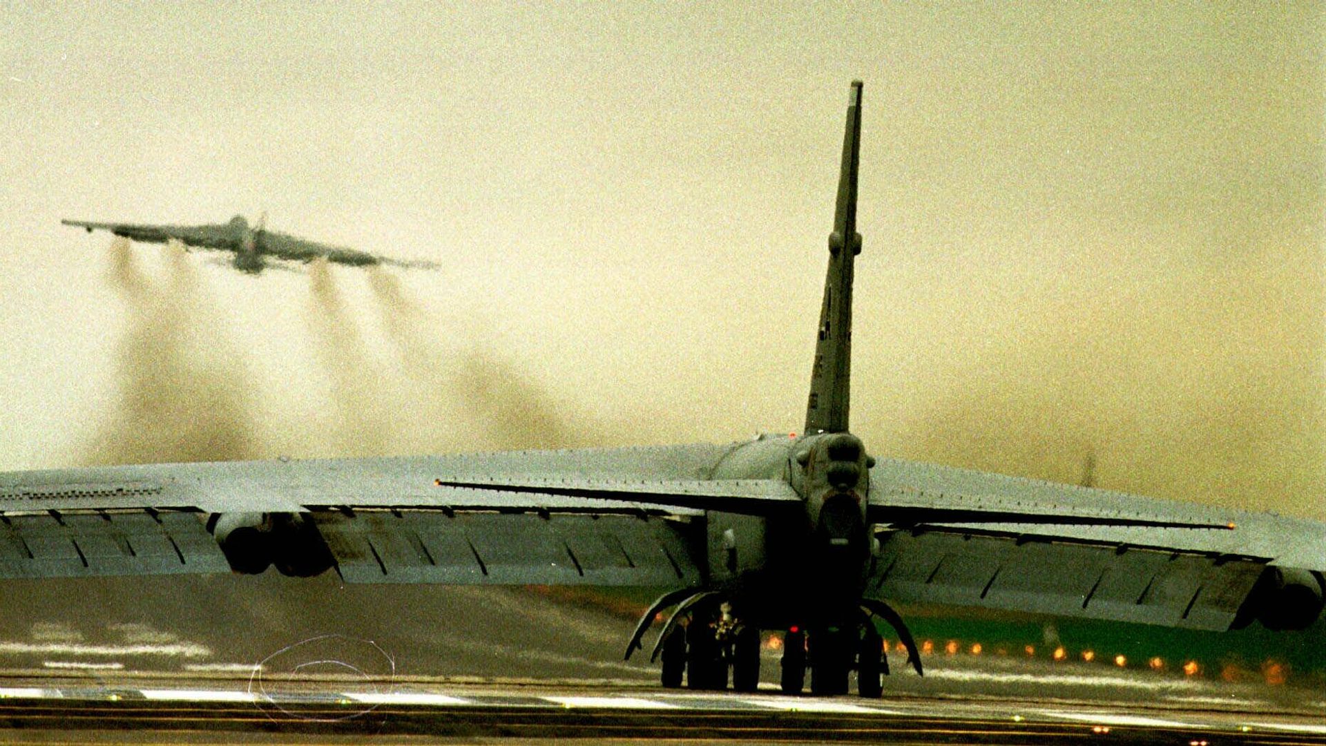 Бомбардировщик ВВС США B52 на военной авиабазе Королевских ВВС в Фэрфорде. 29 марта 1999 года - РИА Новости, 1920, 28.03.2024