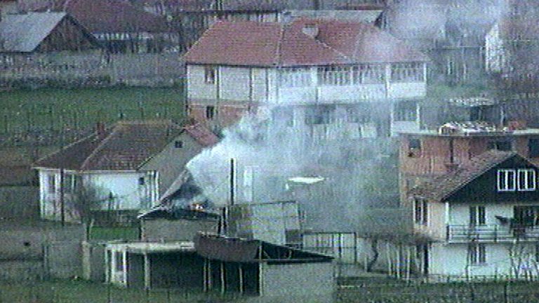 Горящий дом в косовской деревне Jankovic. 24 марта 1999 года Горящий дом в косовской деревне Jankovic. 24 марта 1999 года