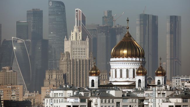 Вид на храм Христа Спасителя и здание Министерства иностранных дел РФ в Москве Вид на храм Христа Спасителя и здание Министерства иностранных дел РФ в Москве