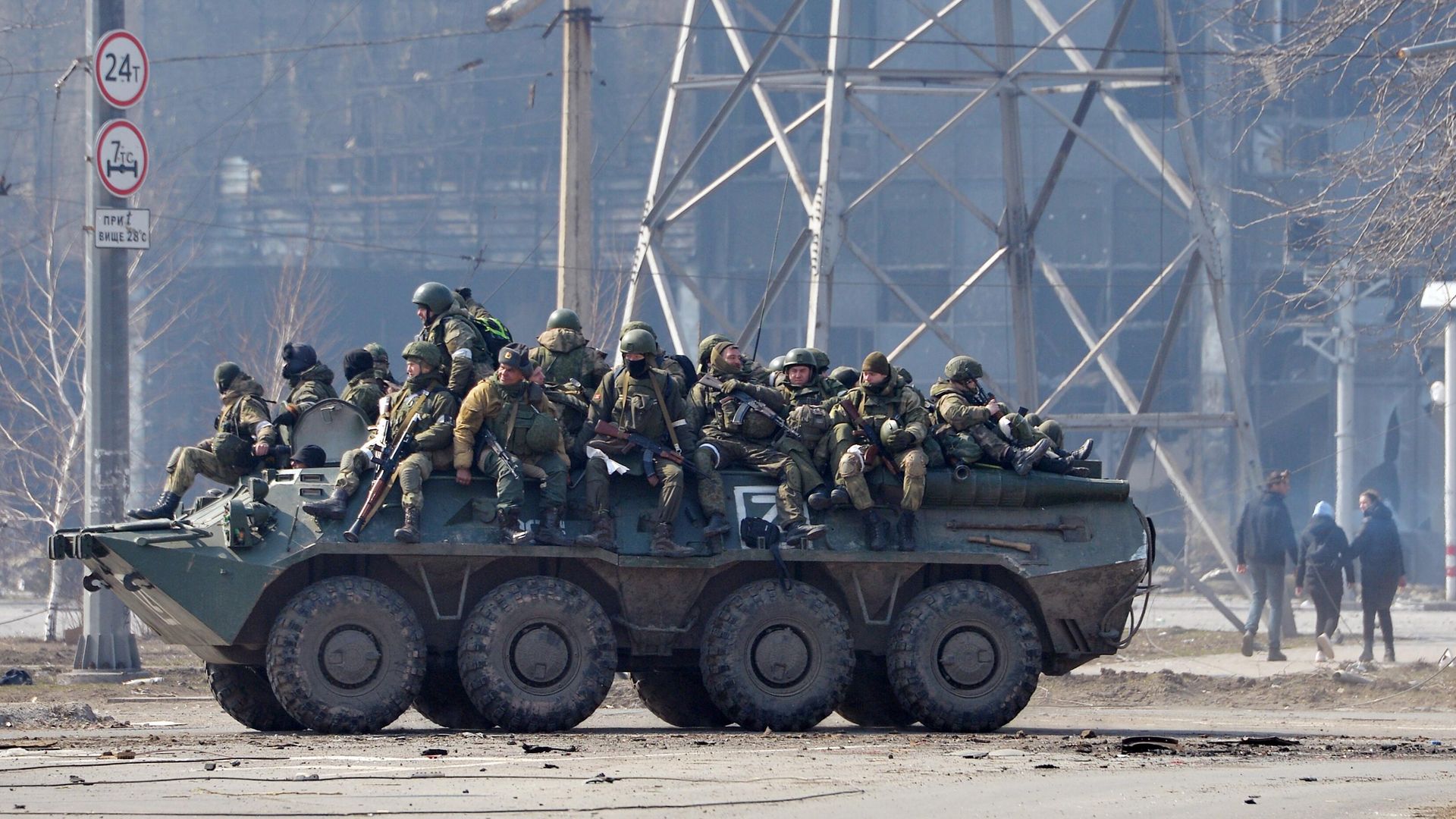 Военнослужащие Народной милиции ДНР едут на БТР по улице в Мариуполе Военнослужащие Народной милиции ДНР едут на БТР по улице в Мариуполе - РИА Новости, 1920, 22.04.2022