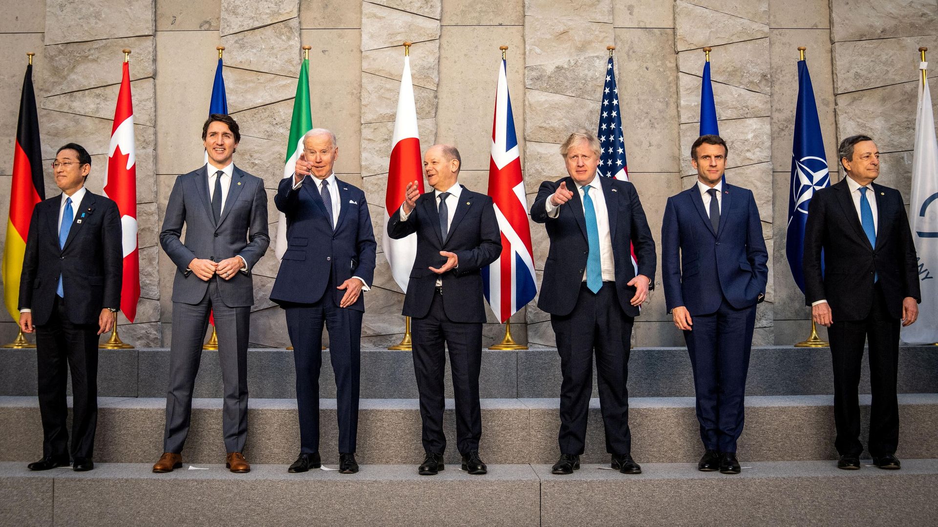 Лидеры G7 во время совместного фотографирования на саммите НАТО в Брюсселе Лидеры G7 во время совместного фотографирования на саммите НАТО в Брюсселе - РИА Новости, 1920, 07.04.2022