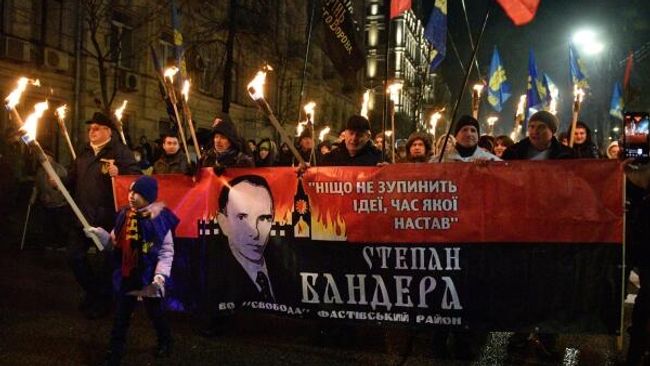 Участники традиционного ежегодного факельного шествия по случаю дня рождения Степана Бандеры в центре Киева