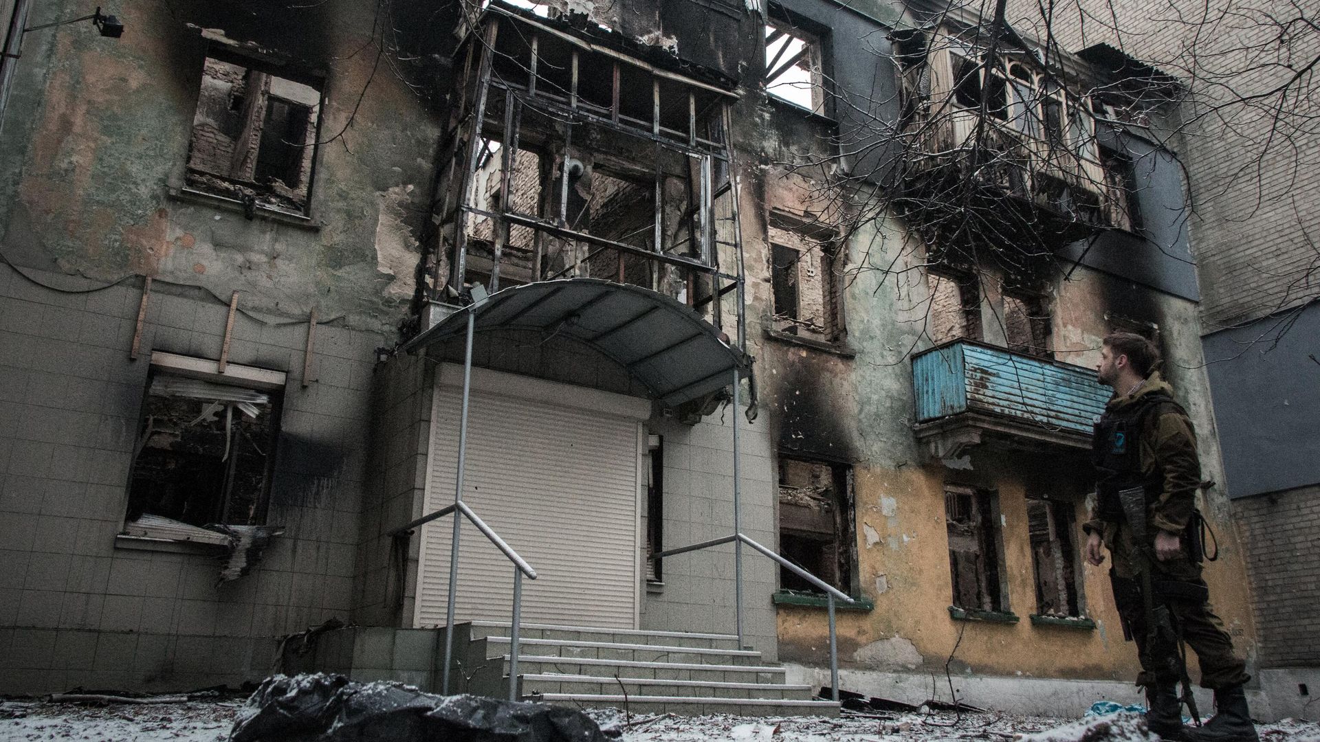 Многоквартирный жилой дом, разрушенный в Дебальцево. 2015 год Многоквартирный жилой дом, разрушенный в Дебальцево. 2015 год - РИА Новости, 1920, 26.10.2022